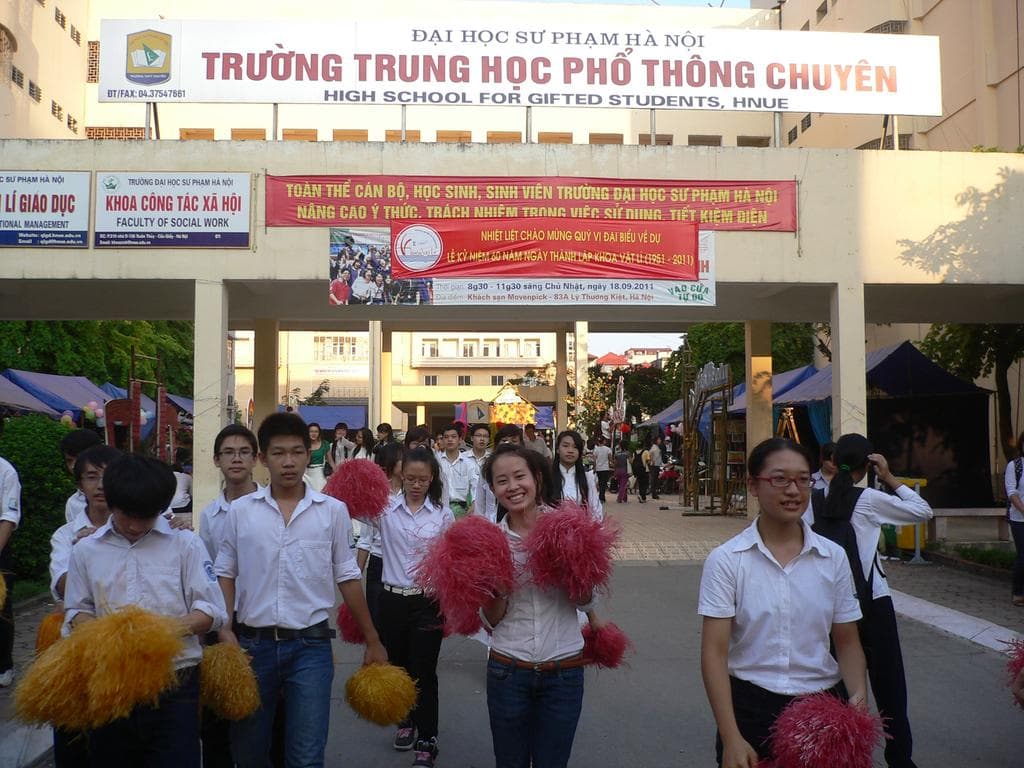 Tin vui đến: Nguyễn Thị Ngọc Hồng, Lớp 12, Trường THPT Chuyên ÐHSP, Trường ÐHSP Hà Nội đoạt Huy chương Đồng Olympic Sinh học quốc tế tại Singapore