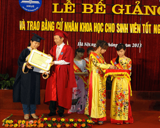 Toàn cảnh Lễ bế giảng và trao bằng Cử nhân khoa học cho sinh viên khóa 59 (2009 - 2013), Nguyên Tổng Bí thư Lê Khả Phiêu dự và trao thưởng cho Thủ khoa xuất sắc