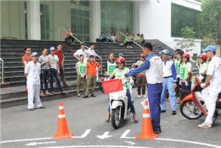 Sinh viên Đại học Sư phạm Hà Nội với ATGT và nâng cao kỹ năng lái xe an toàn.