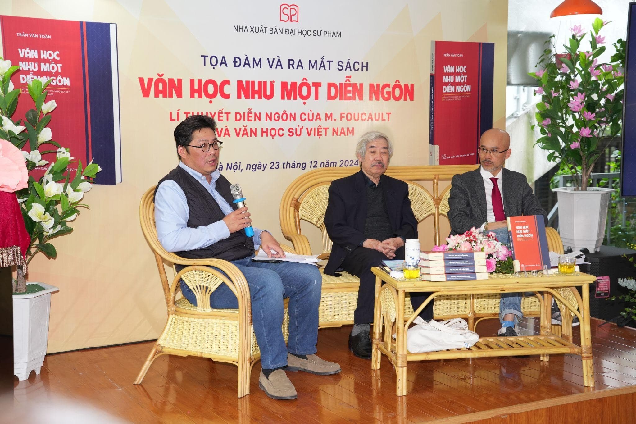 Tọa đàm và ra mắt sách “Văn học như một diễn ngôn - Lí thuyết diễn ngôn của M. Foucault và văn học sử Việt Nam”