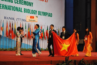 Màn chào hỏi cực ấn tượng của các đoàn Olympic Sinh học