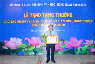 PGS.TS. Lê Quang Hưng vinh dự nhận tặng thưởng “Tác phẩm lý luận, phê bình văn học, nghệ thuật xuất bản năm 2018” của Hội đồng Lý luận, Phê bình Văn học Nghệ thuật Trung ương.