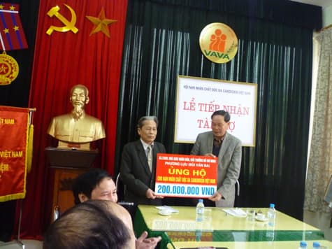 GS.TSKH.NGND Bùi Văn Ba (Phương Lựu) dùng tiền thưởng Giải thưởng Hồ Chí Minh tặng nạn nhân chất độc da cam