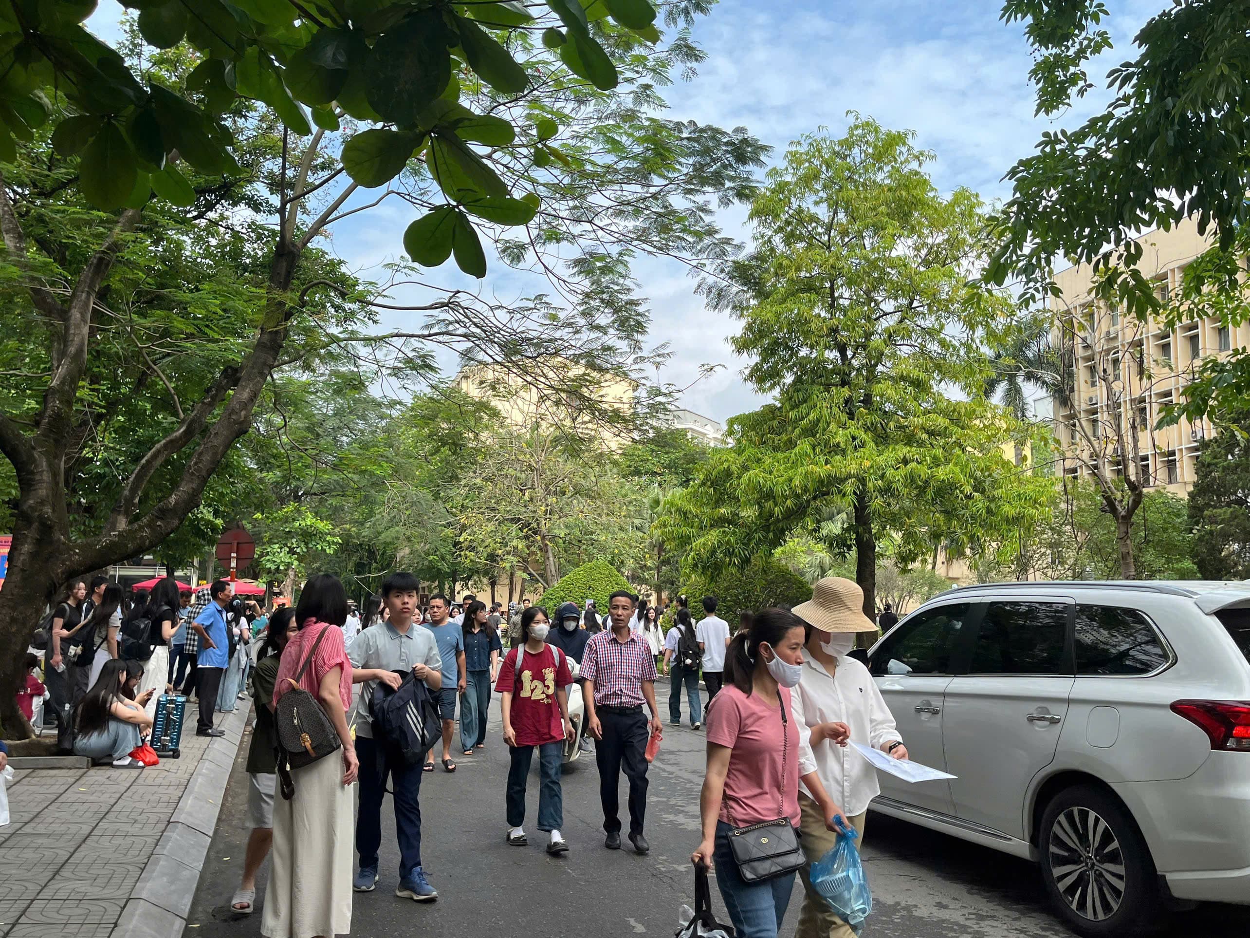 Hơn 17.000 thí sinh nô nức dự thi Đánh giá năng lực SPT 2025 tại Trường Đại học Sư phạm Hà Nội