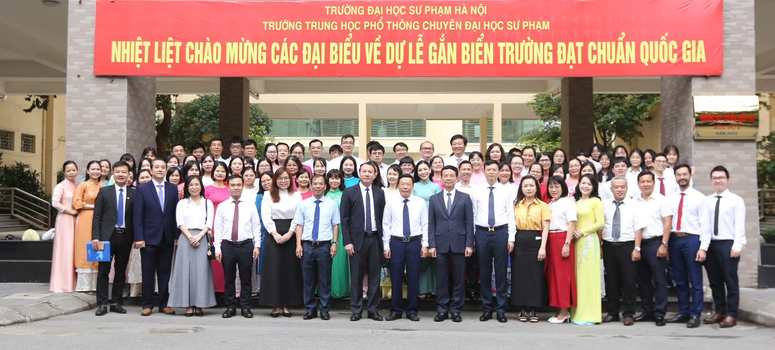 Lễ Công bố Quyết định và gắn biển công nhận Trường THPT Chuyên ĐHSP đạt chuẩn Quốc gia mức độ 2