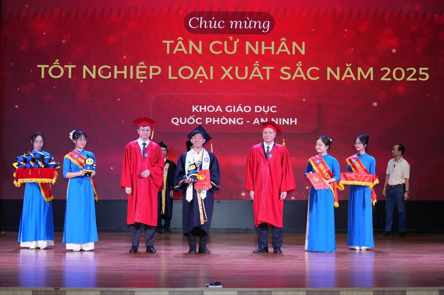 Lễ Bế giảng và trao bằng Cử nhân năm 2025 của Trường Đại học Sư phạm Hà Nội: K71 và dấu mốc đáng nhớ