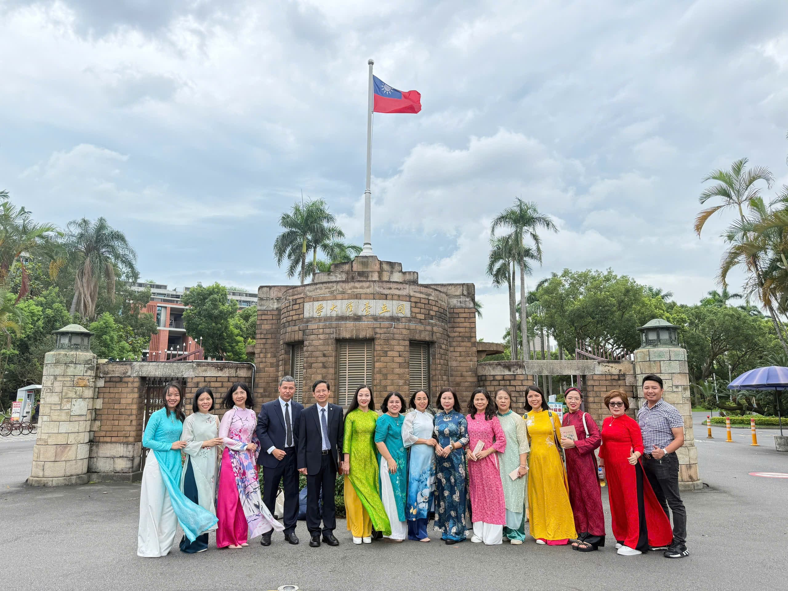 ĐOÀN CÁN BỘ KHOA SINH HỌC THĂM VÀ LÀM VIỆC VỚI CÁC TRƯỜNG THUỘC ĐẠI HỌC QUỐC GIA ĐÀI LOAN, TRUNG QUỐC