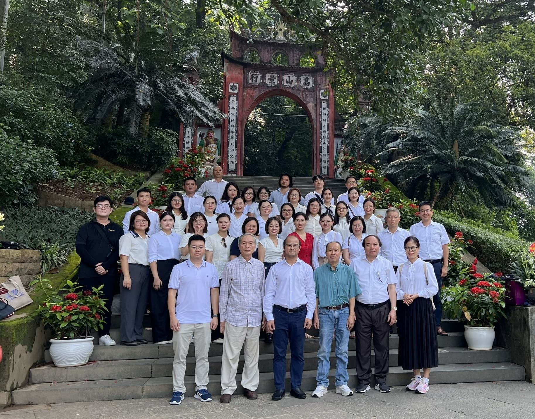 CHI BỘ NHÀ XUẤT BẢN ĐẠI HỌC SƯ PHẠM TỔ CHỨC SINH HOẠT CHUYÊN ĐỀ “GIÁO DỤC TRUYỀN THỐNG LỊCH SỬ”