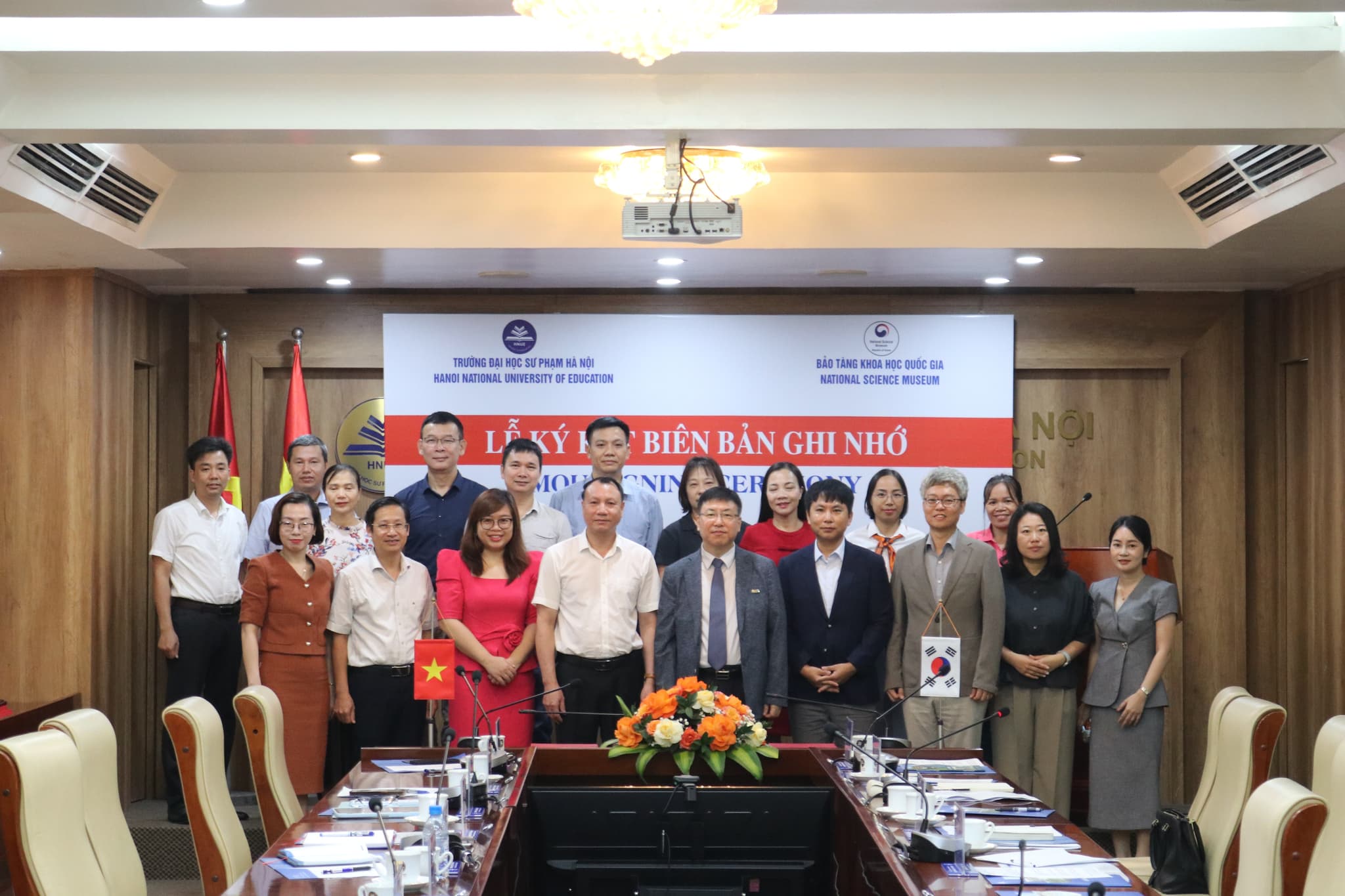 Lễ ký kết Thỏa thuận Hợp tác giữa Trường Đại học Sư phạm Hà Nội (HNUE) và Bảo tàng Khoa học Quốc gia, Hàn Quốc.