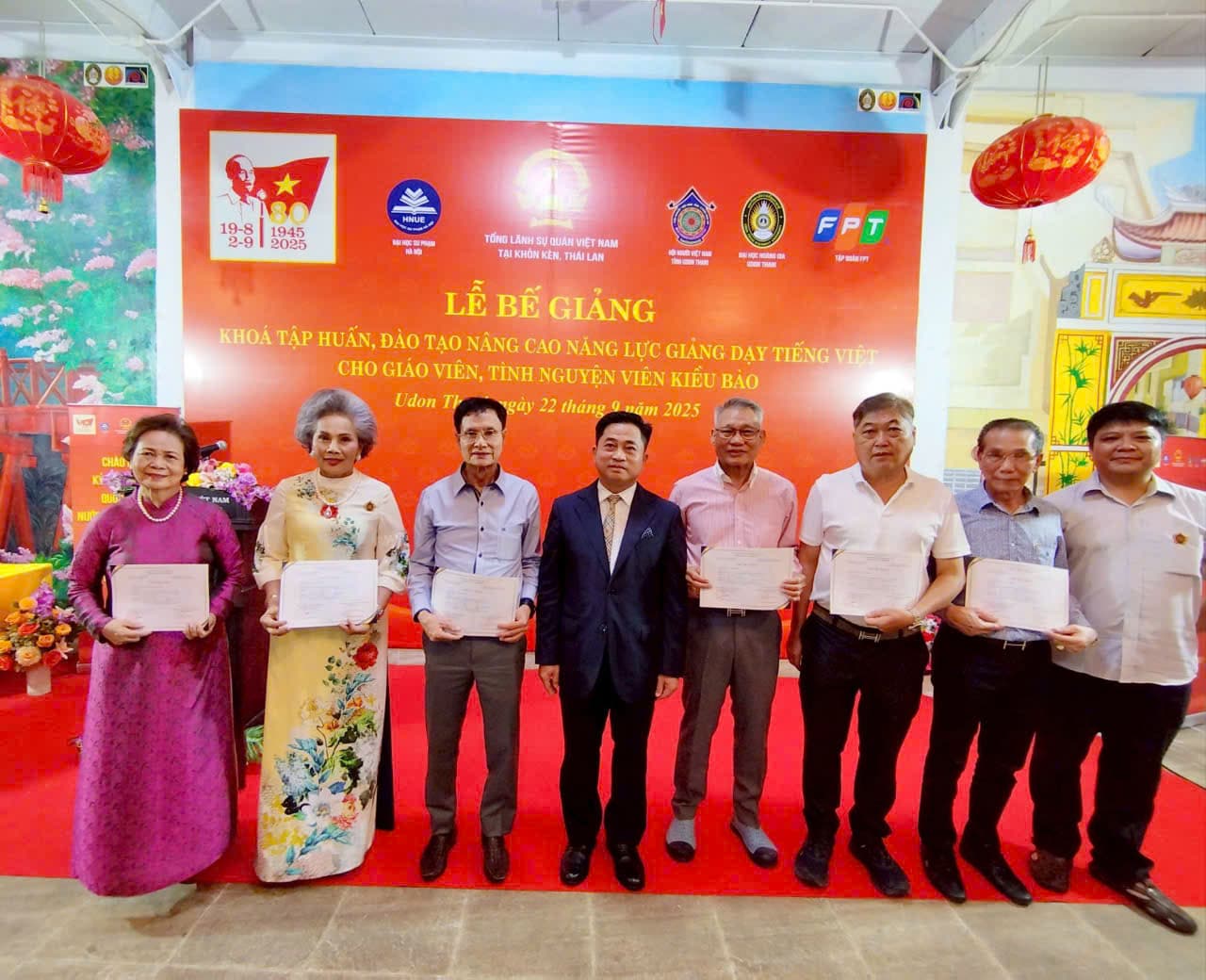 BẾ GIẢNG KHÓA TẬP HUẤN, ĐÀO TẠO NÂNG CAO NĂNG LỰC GIẢNG DẠY TIẾNG VIỆT CHO TÌNH NGUYỆN VIÊN KIỀU BÀO TẠI VƯƠNG QUỐC THÁI LAN