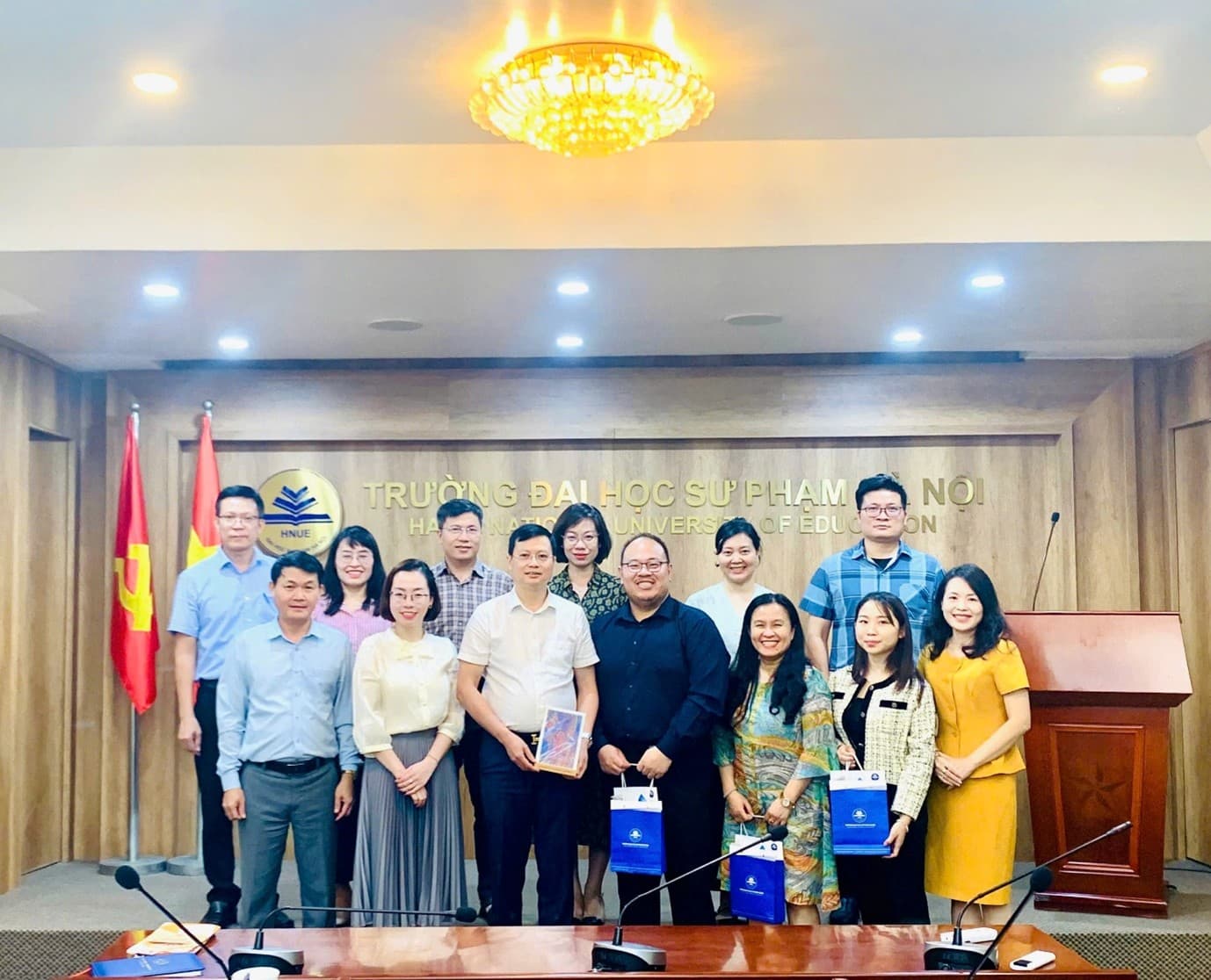 TRƯỜNG ĐẠI HỌC SƯ PHẠM HÀ NỘI TIẾP ĐÓN VÀ LÀM VIỆC VỚI ĐẠI HỌC NEWCASTLE (ÚC)