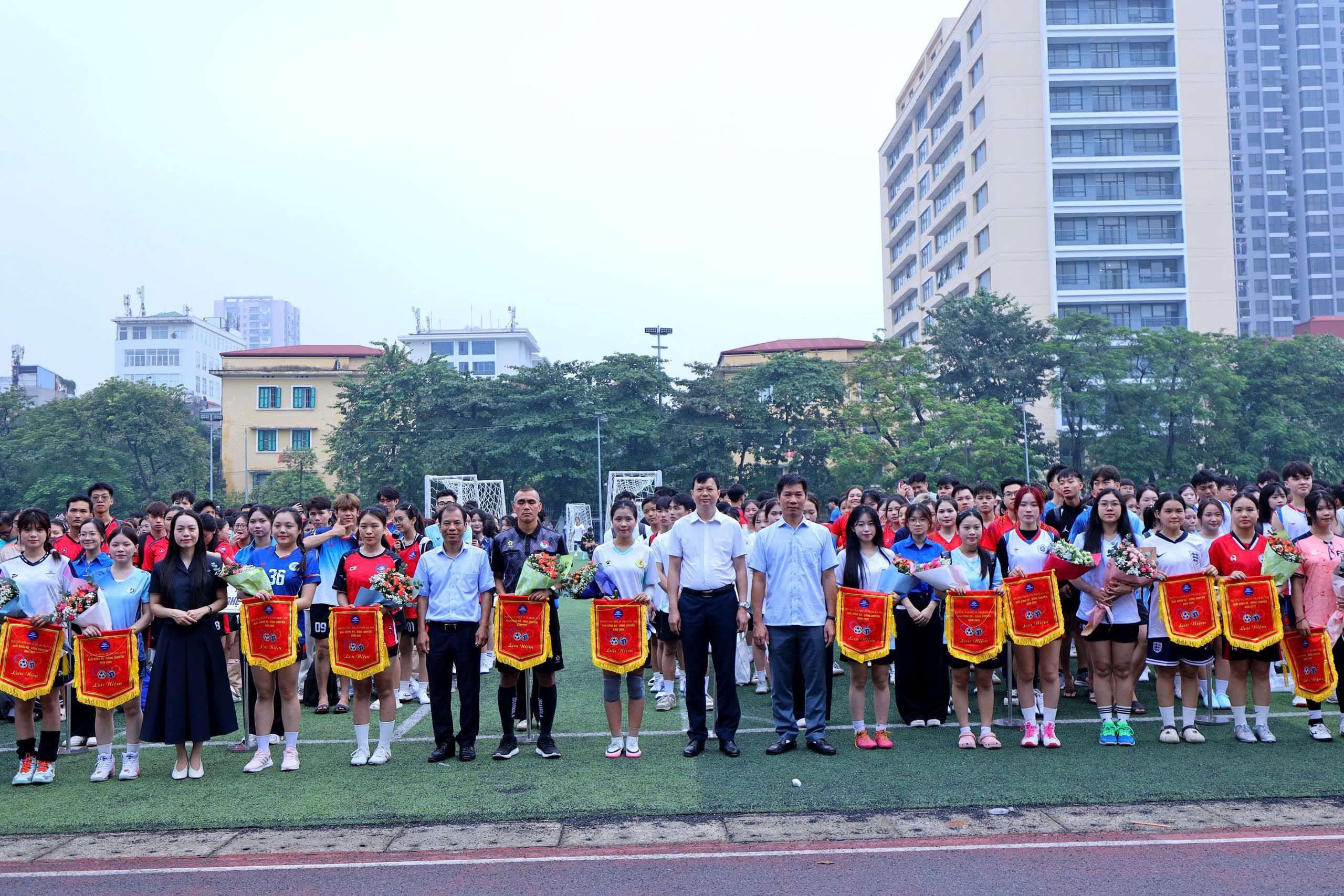 Lễ khai mạc Giải Bóng đá, bóng chuyền truyền thống Trường Đại học Sư phạm Hà Nội năm học 2025 – 2026