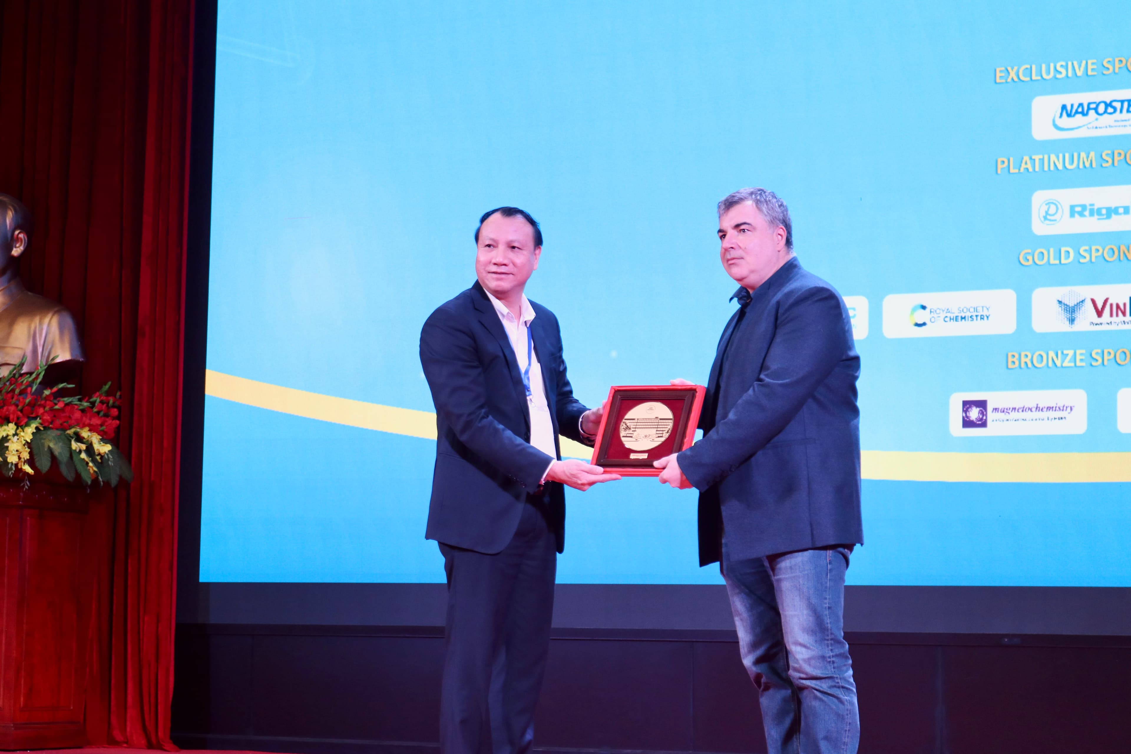 Bài giảng đặc biệt của GS. Konstantin (Kostya) S. Novoselov – Đại học Quốc gia Singapore (NUS), Singapore và phiên làm việc chuyên sâu với Trường Đại học Sư phạm Hà Nội