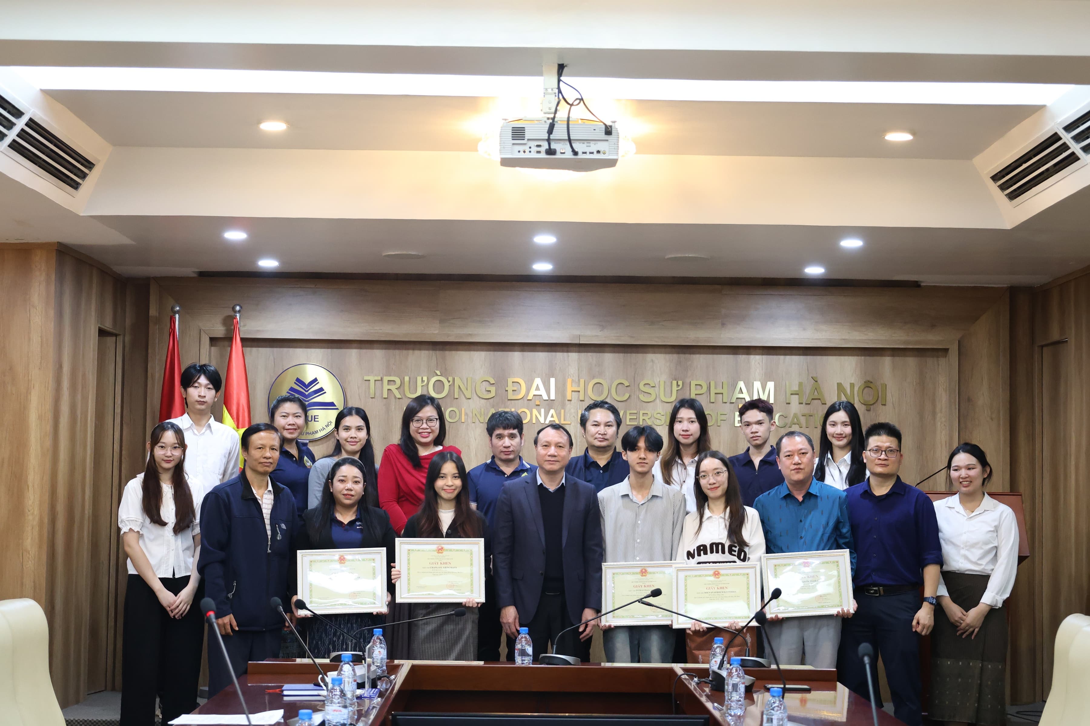 Khen thưởng lưu học sinh Lào có thành tích xuất sắc năm học 2024–2025