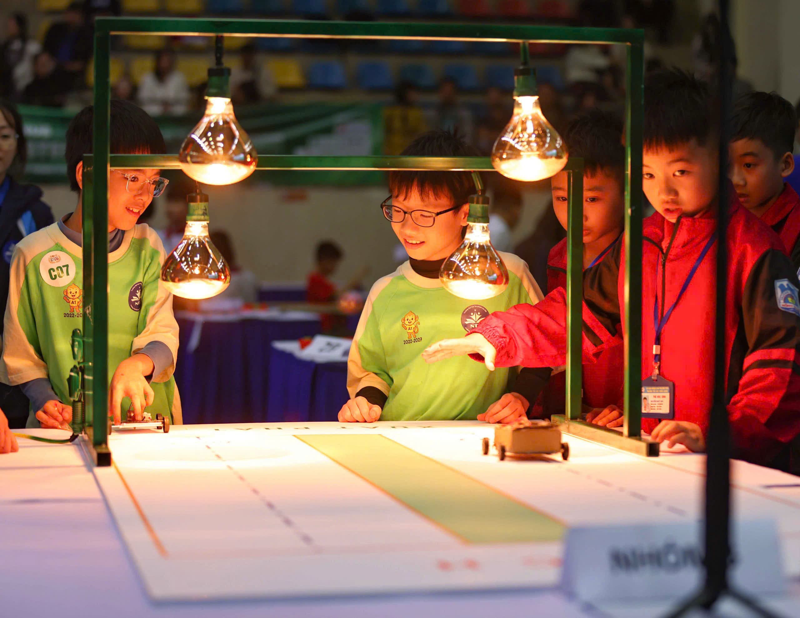 Vòng chung kết và trao giải cuộc thi HNUE Olympic STEM 2025: “Shaping a Green Future – Kiến tạo tương lai xanh”