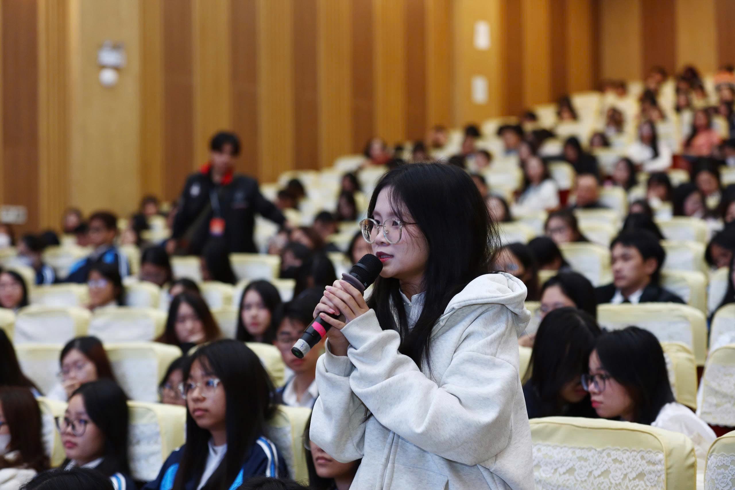 Hội nghị đối thoại giữa lãnh đạo trường Đại học Sư phạm Hà Nội với sinh viên năm học 2025 - 2026